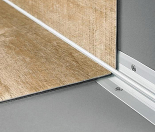 Лестничный профиль внутренний угол Quick-Step для клеевого винилового пола Livyn (QSVSTPINGLUE)